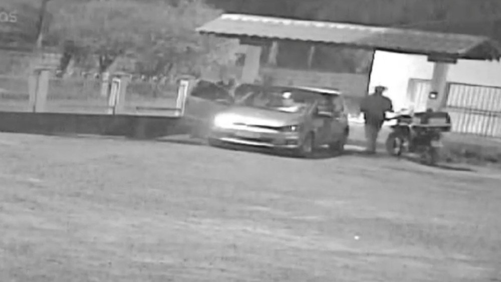 Bandidos são flagrados por câmera de segurança em fuga após assalto ao padre João Bachmann