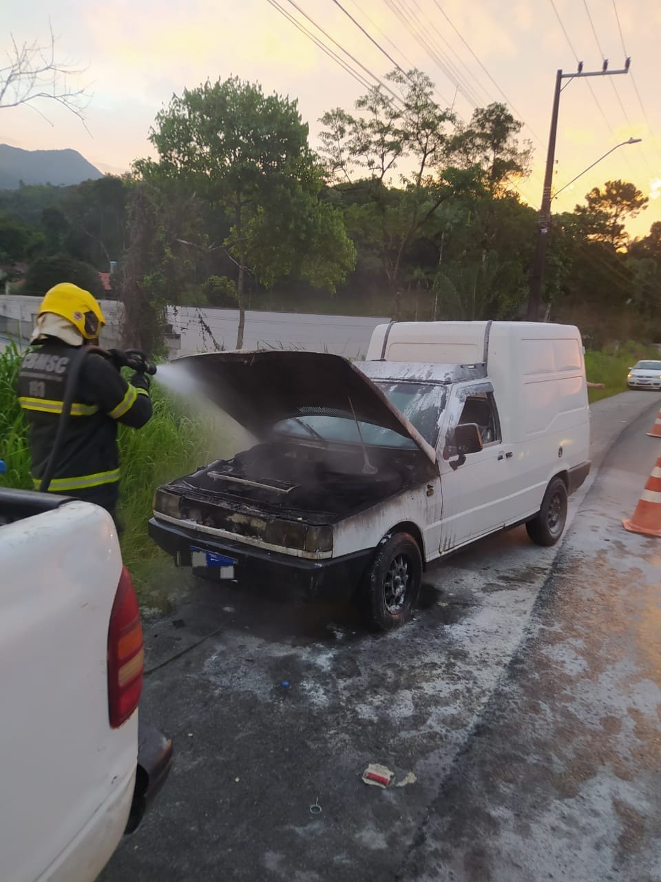 Veículo pega fogo na Rodovia Ivo Silveira, em Gaspar
