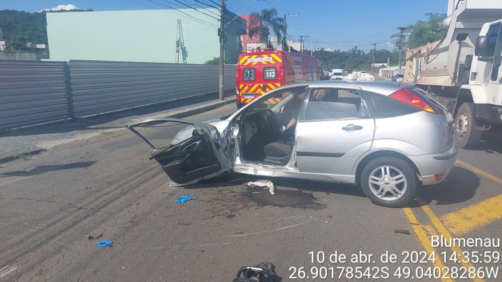 Duas pessoas ficam feridas em acidente entre carro e moto em Blumenau