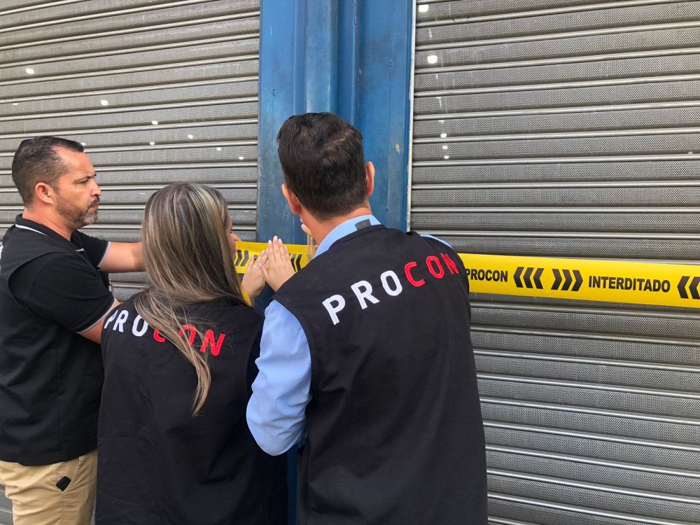 Procon elabora TAC para regularizar loja de pneus; empresa pode voltar a funcionar nesta sexta em Blumenau