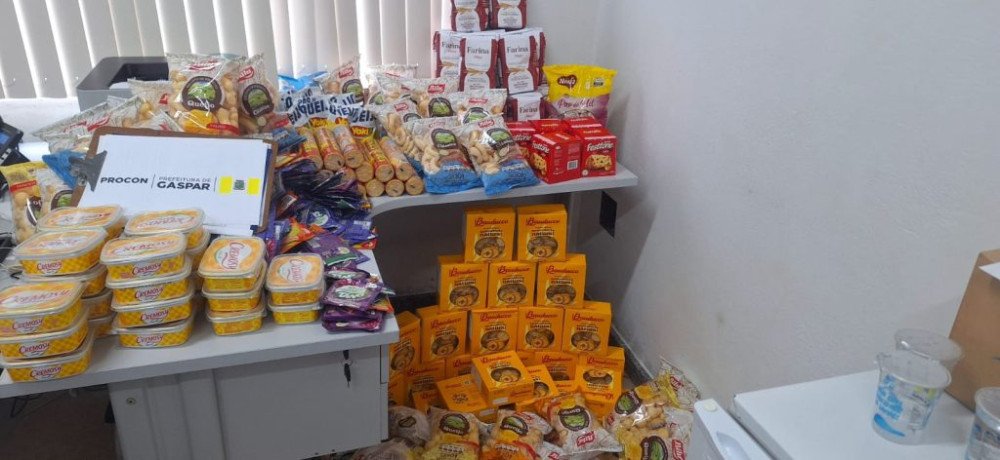 Procon apreende quase 600 embalagens de alimentos vencidos em comércio de Gaspar
