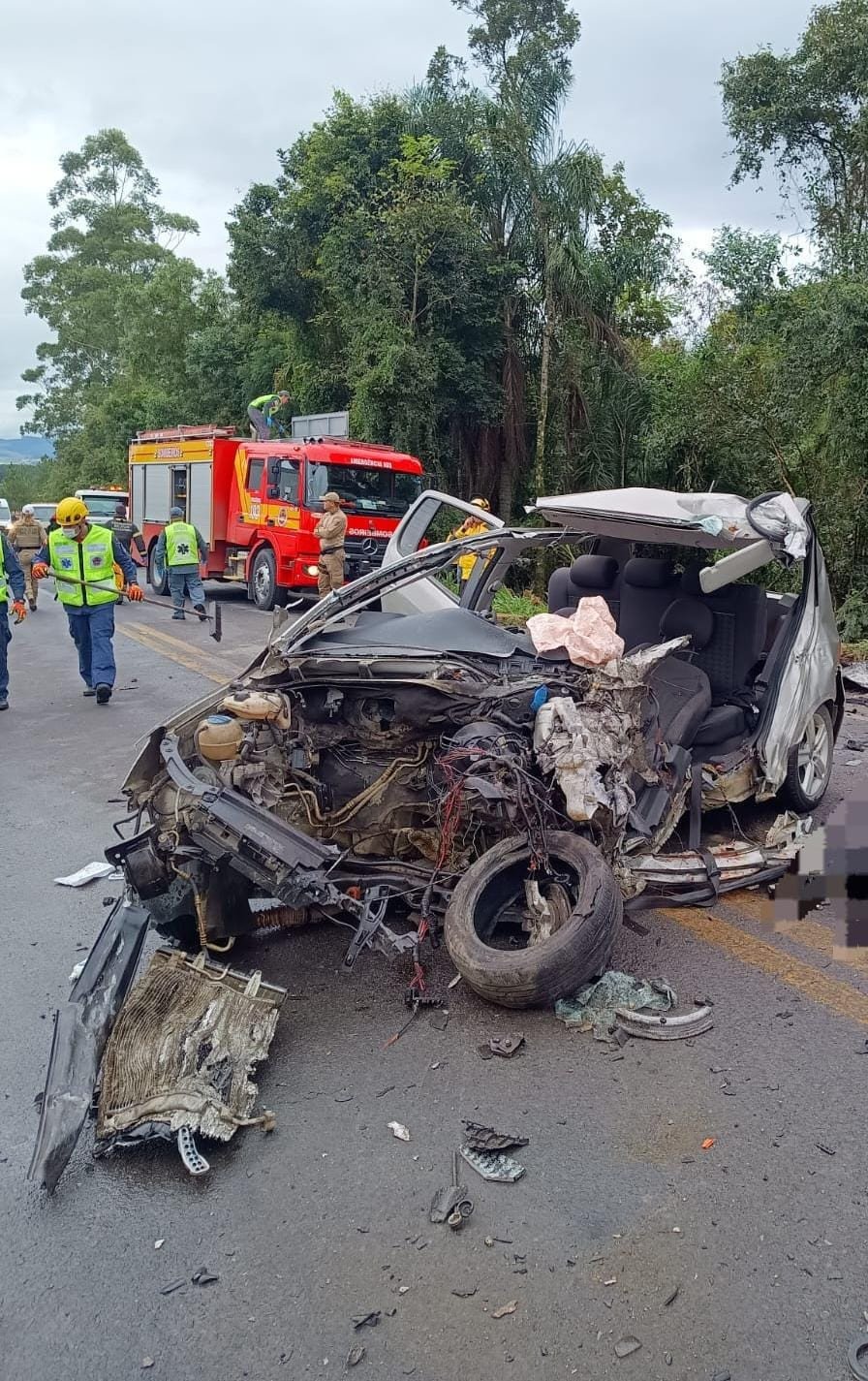 Acidente entre carro e caminhão deixa uma pessoa morta e outra com traumatismo craniano no Alto Vale