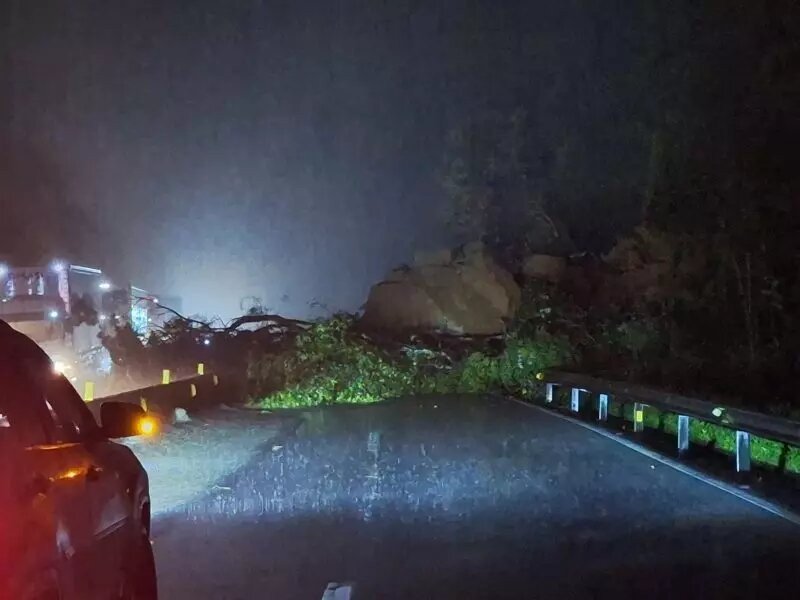 Pedra de grande porte se desprende e interdita BR-101, no Morro dos Cavalos