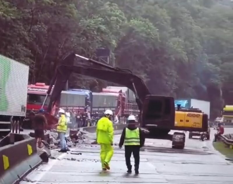 Trânsito: Equipes continuam trabalhando para desbloquear BR-101, no Morro dos Cavalos
