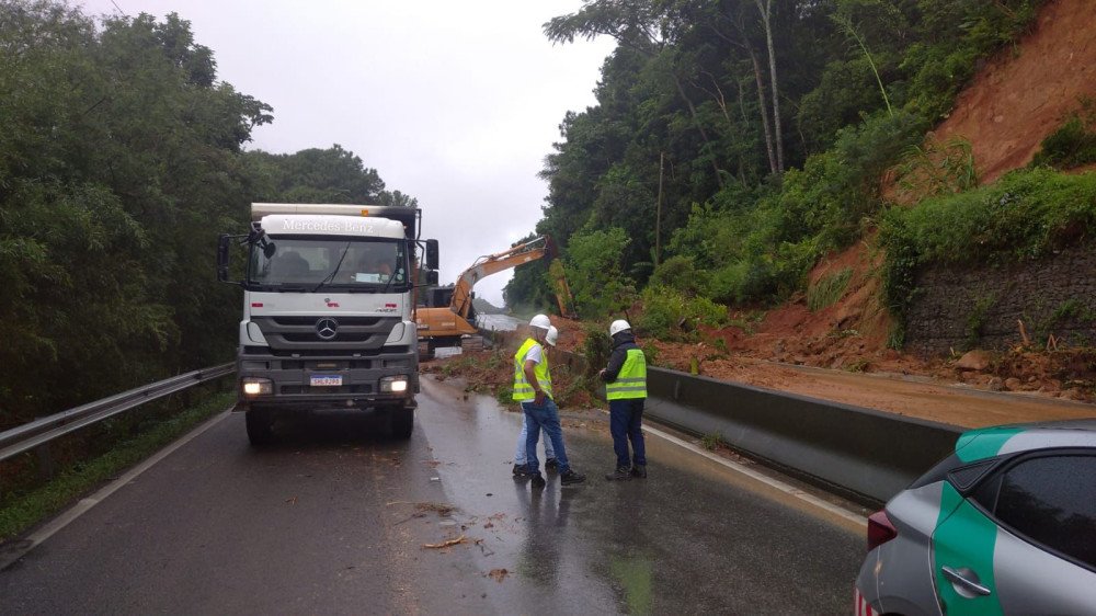 BR-101 segue interditada em Palhoça após fortes chuvas em SC
