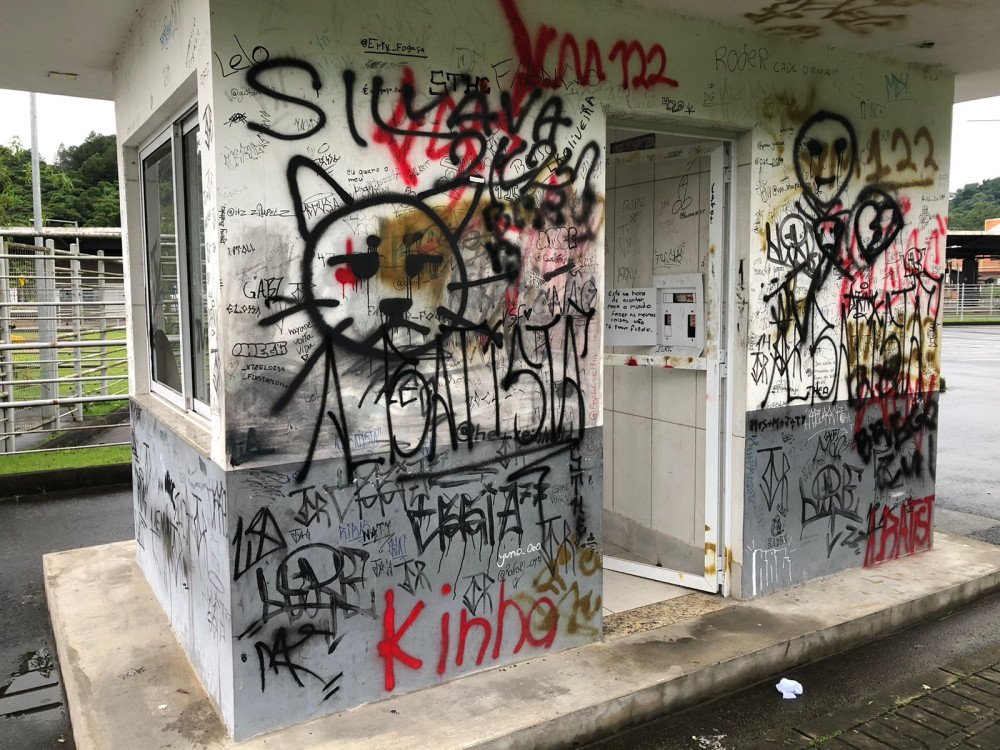 Fotos: Vandalismo na guarita do terminal das Itoupavas, de Blumenau, preocupa moradores