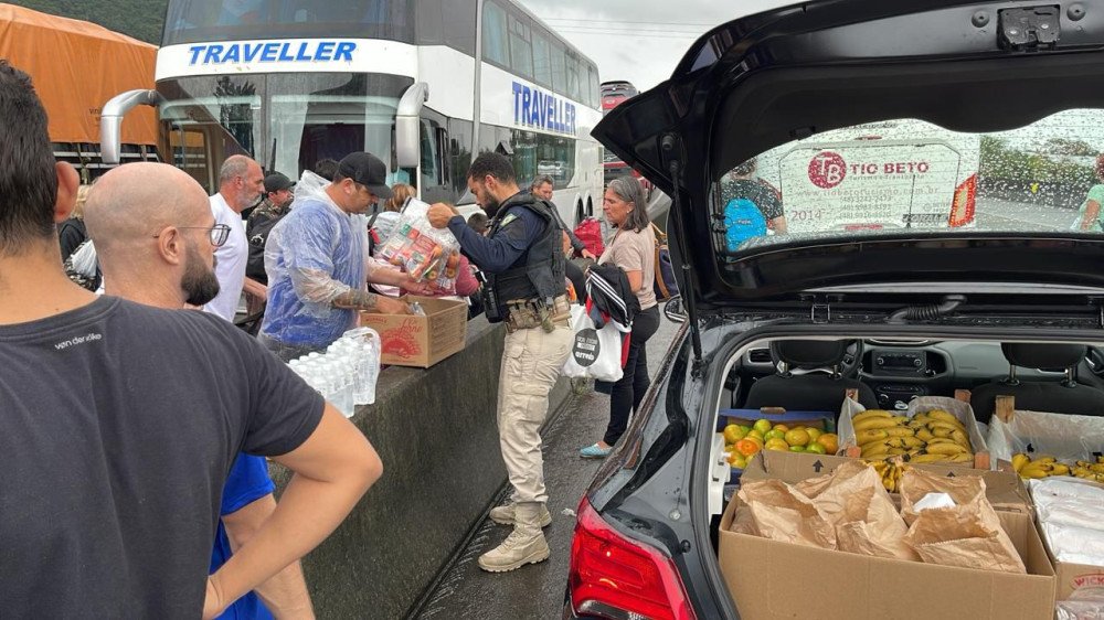 BR-101 segue fechada; bloqueio já dura há quase 48 horas e PRF auxilia motoristas