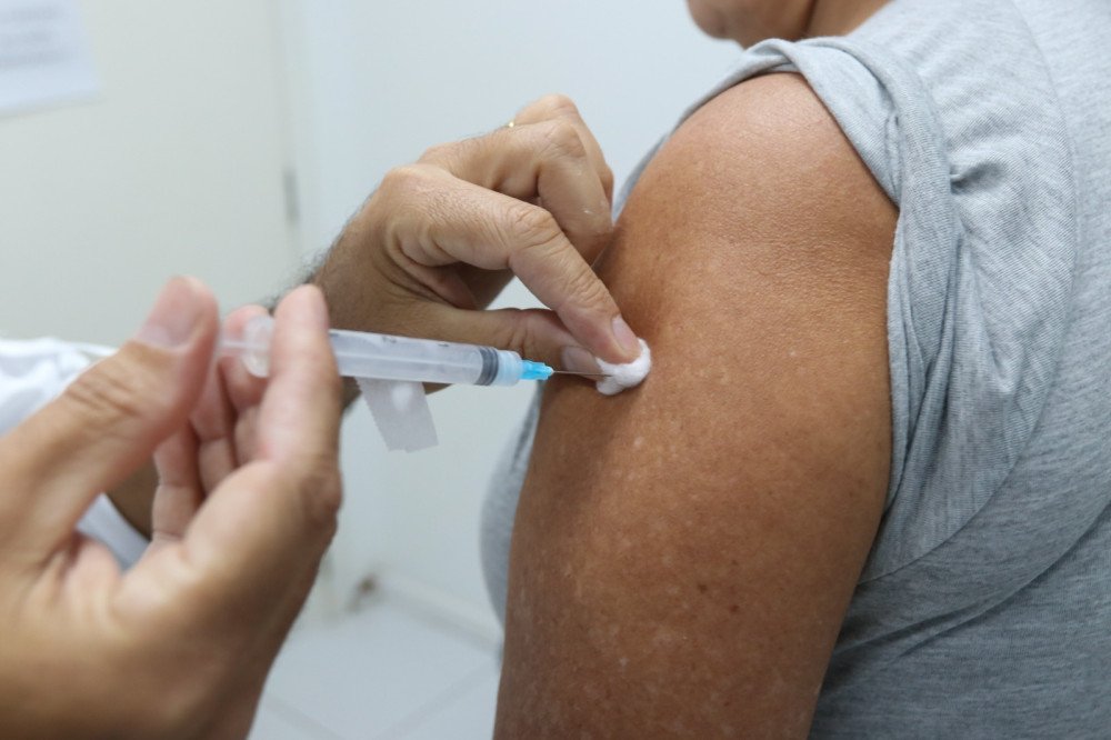 'Dia D' de vacinação contra a gripe leva 115 mil pessoas aos postos de saúde em SC