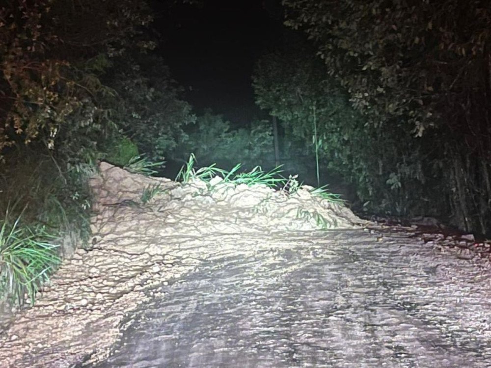 Chuva provoca deslizamento e interdita Estrada Geral do Gaspar Alto