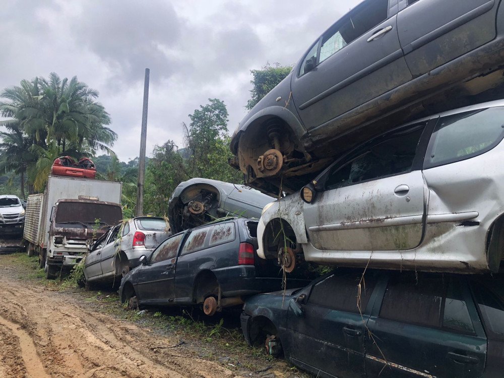 Blumenau começa amassamento de veículos na Operação Limpa Pátios; veja próxima etapa