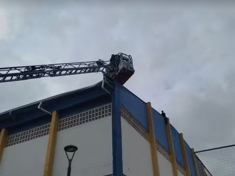 Telhado de ginásio em Itajaí cede durante obras e Defesa Civil interdita local