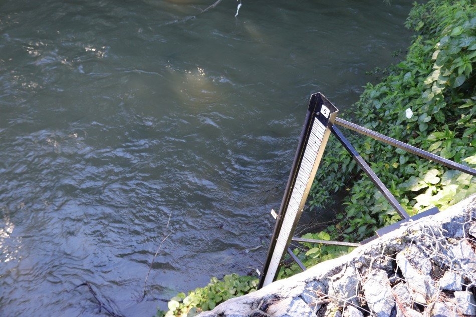 Régua física para medição do Ribeirão Garcia é instalada em Blumenau