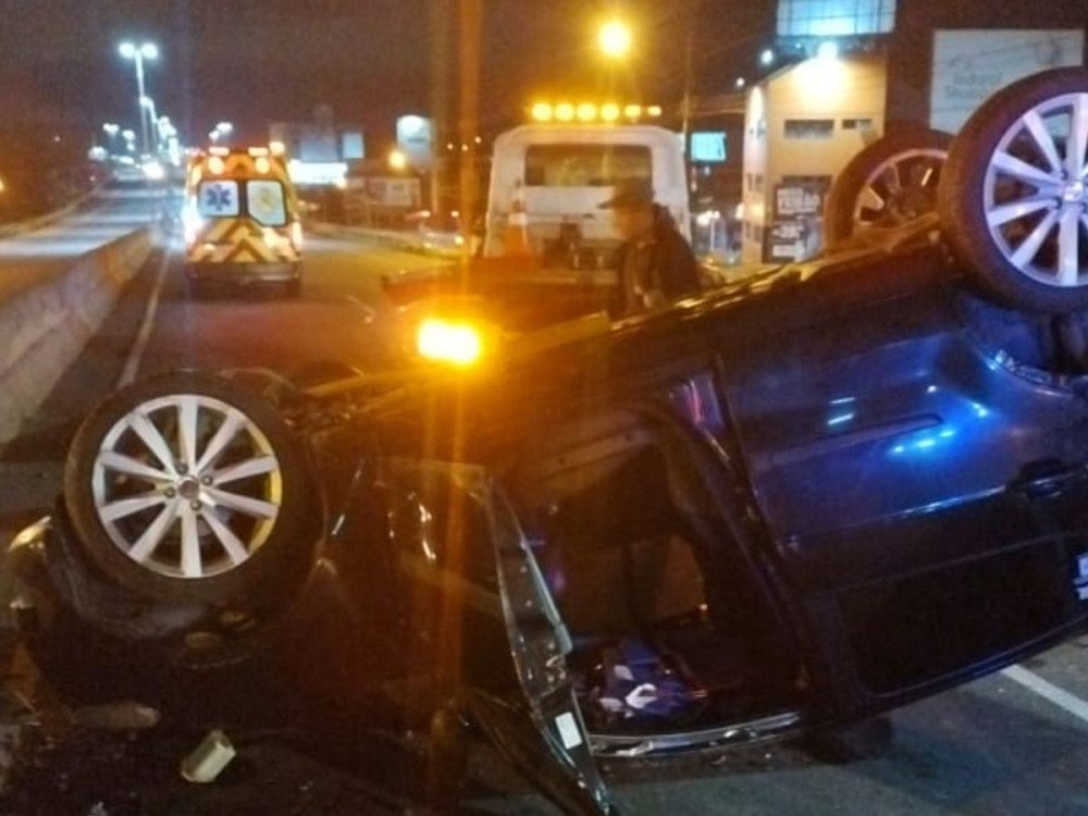 Motorista fica ferido após capotamento na BR-470 em Indaial