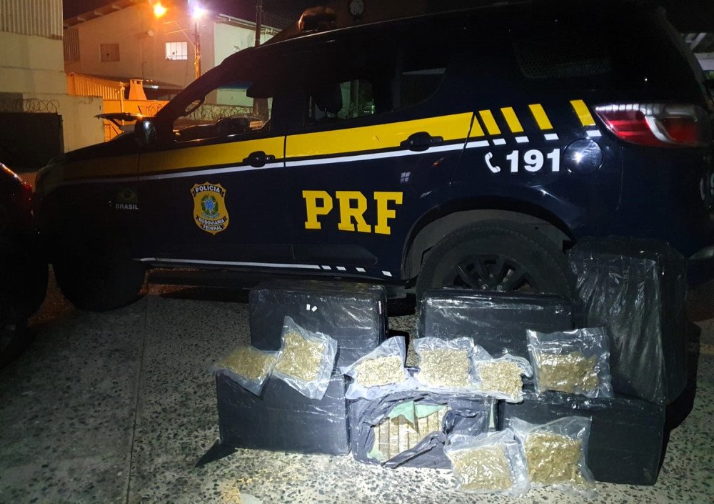 PRF intercepta carro com drogas e prende mulher na BR-101, em Itajaí