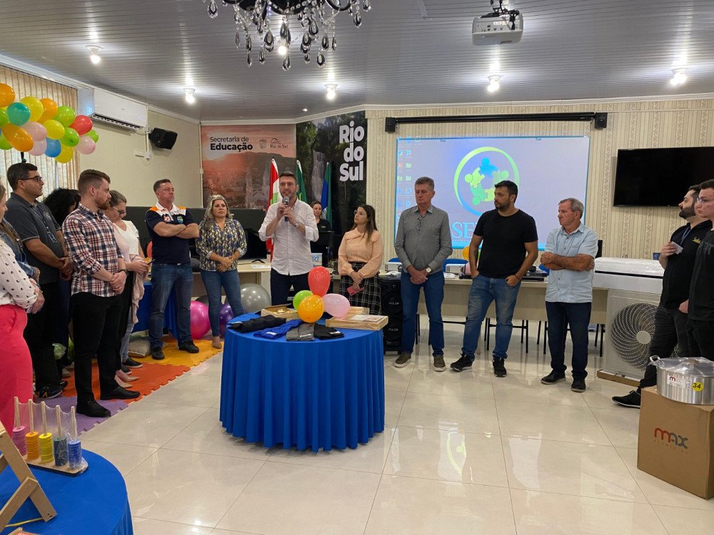 Educação de Rio do Sul entrega R$ 1,6 milhão em equipamentos para as escolas