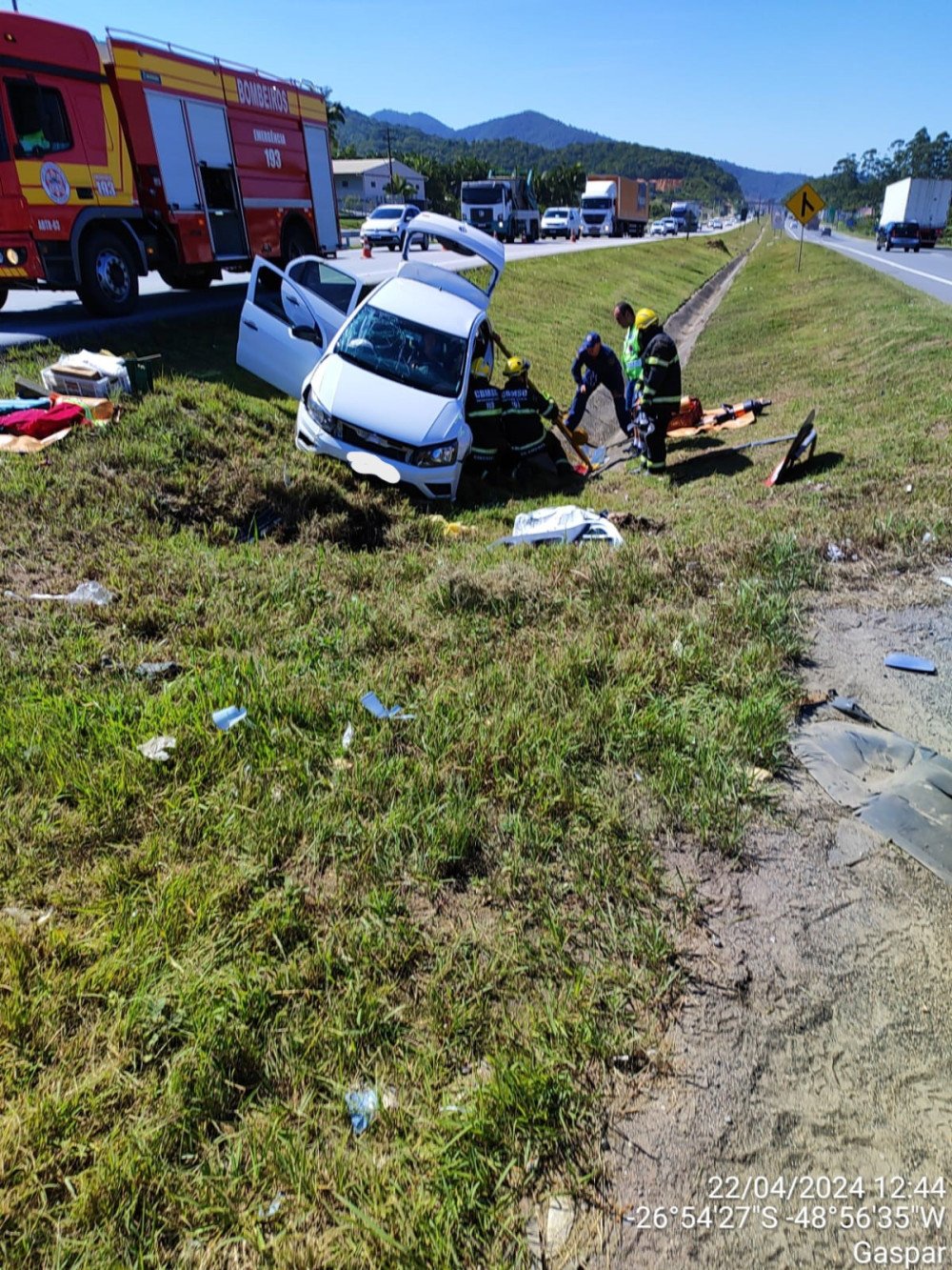 Batida com capotamento, em Gaspar, deixa duas pessoas feridas nesta segunda-feira