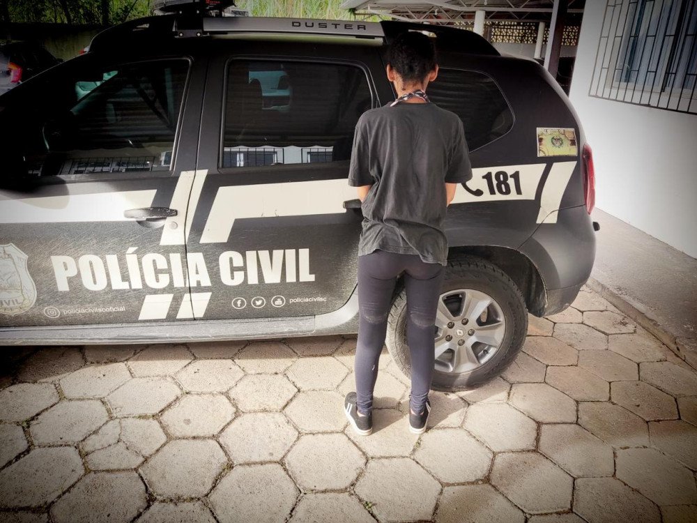 Mulher condenada por tráfico de drogas e associação ao tráfico é presa em Indaial