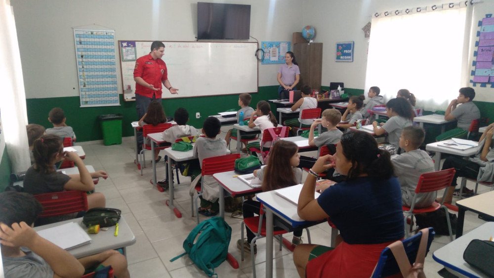 Bombeiros Voluntários de Presidente Getúlio iniciam projeto social nas escolas no município