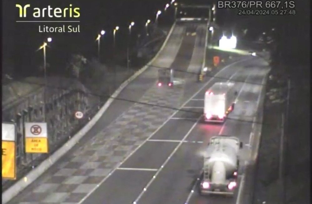 Vídeo: Carreta fica sem freios e invade área de escape na BR-376; veja