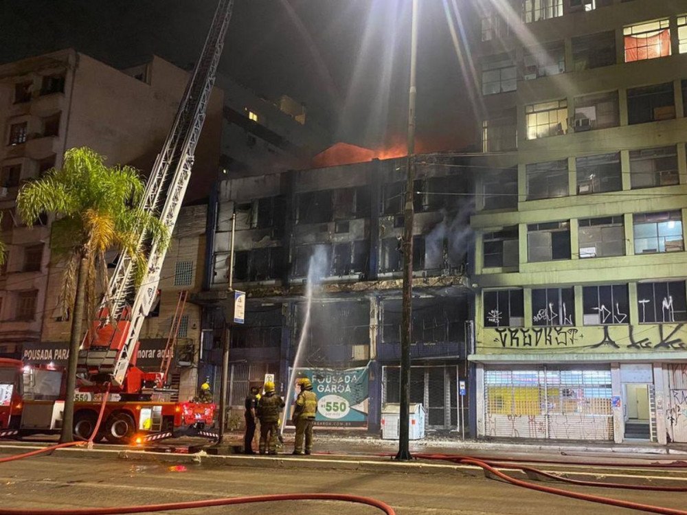 Incêndio em pousada de Porto Alegre deixa pelo menos 10 mortos