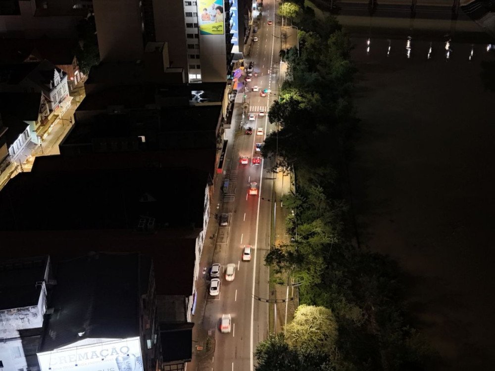 Após cobrança, iluminação em trecho da avenida Beira-Rio é ligada novamente
