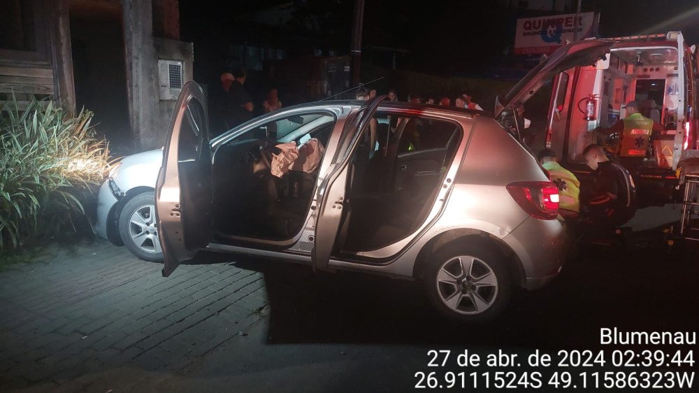 Motorista de aplicativo é conduzido inconsciente ao Hospital após bater em muro em Blumenau