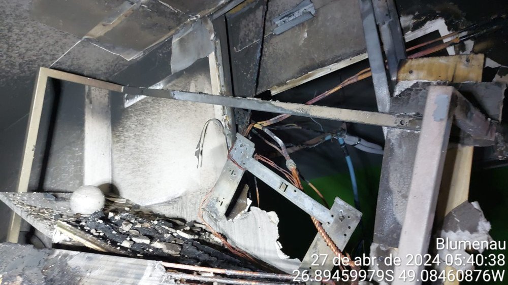 Incêndio em salas comerciais mobiliza bombeiros na madrugada deste sábado em Blumenau