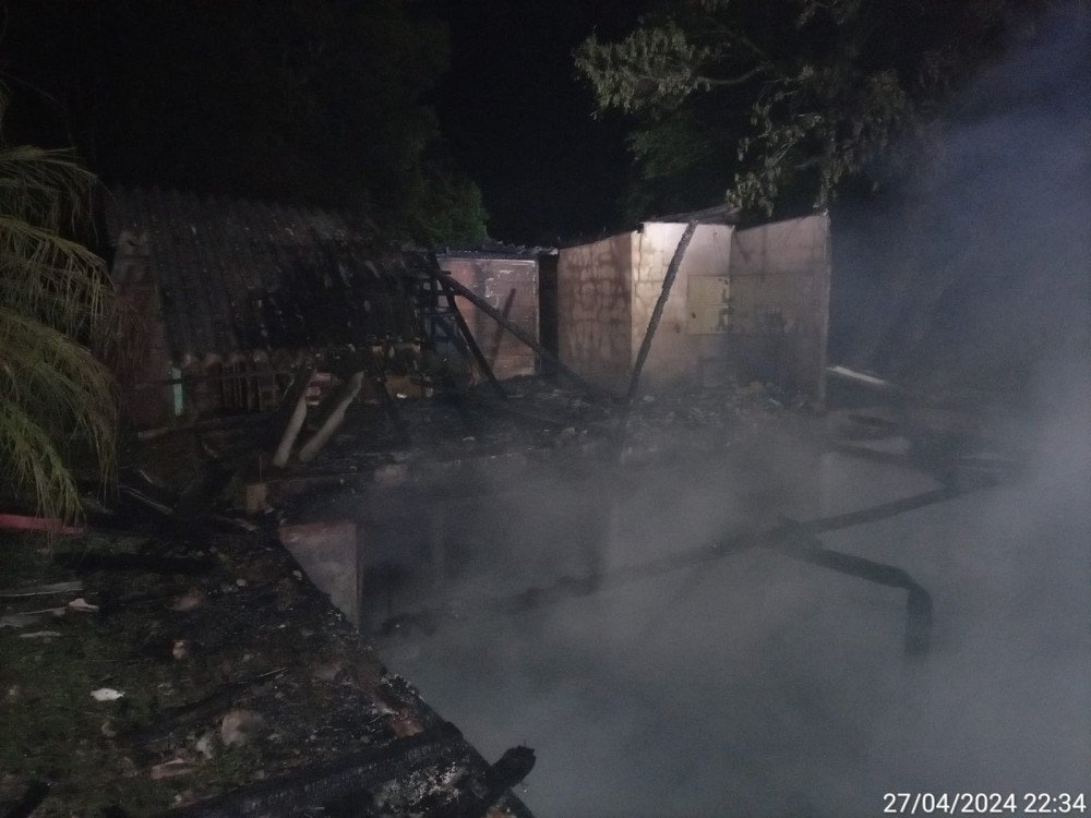 Casa pega fogo em Rio dos Cedros e suspeita é de incêndio criminoso após briga entre casal