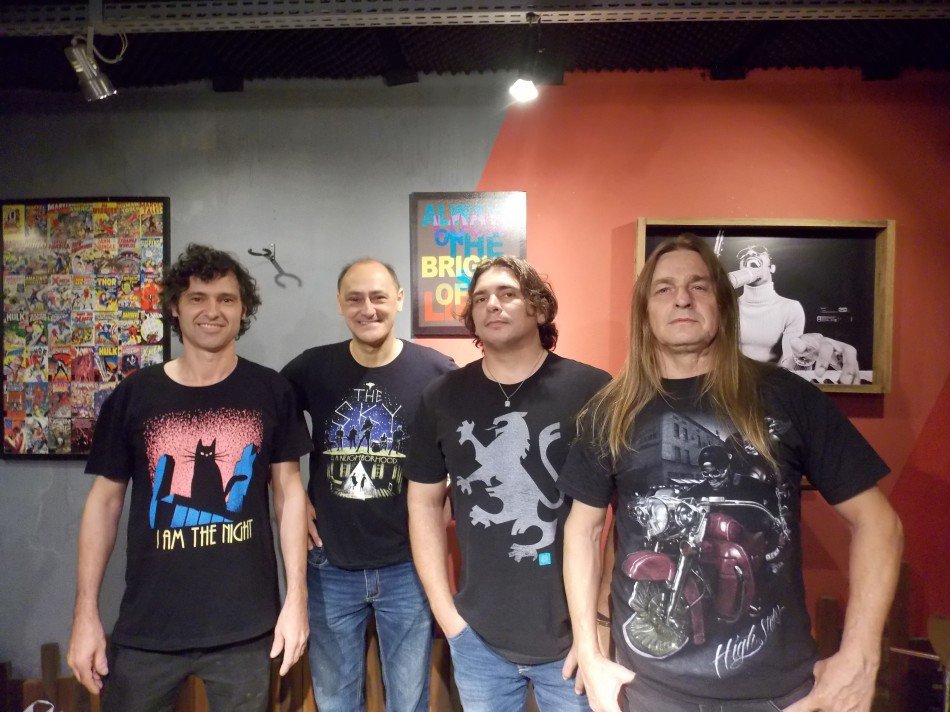 Banda Salamandra faz show gratuito na Praça Rosenplatz, em Blumenau