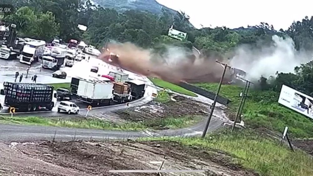 Chuva no RS: Câmeras flagram deslizamento de terra no município de São Vendelino