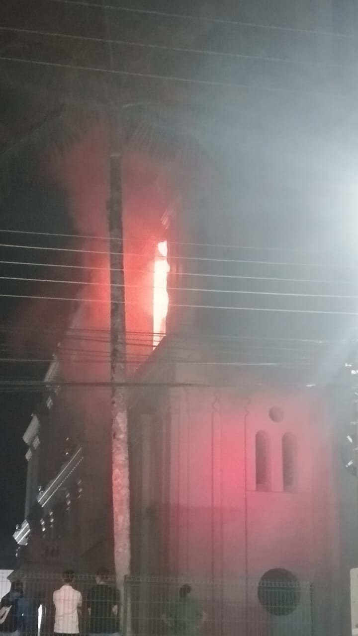 Vídeo: Torre da Catedral São João Batista, de Rio do Sul, pega fogo