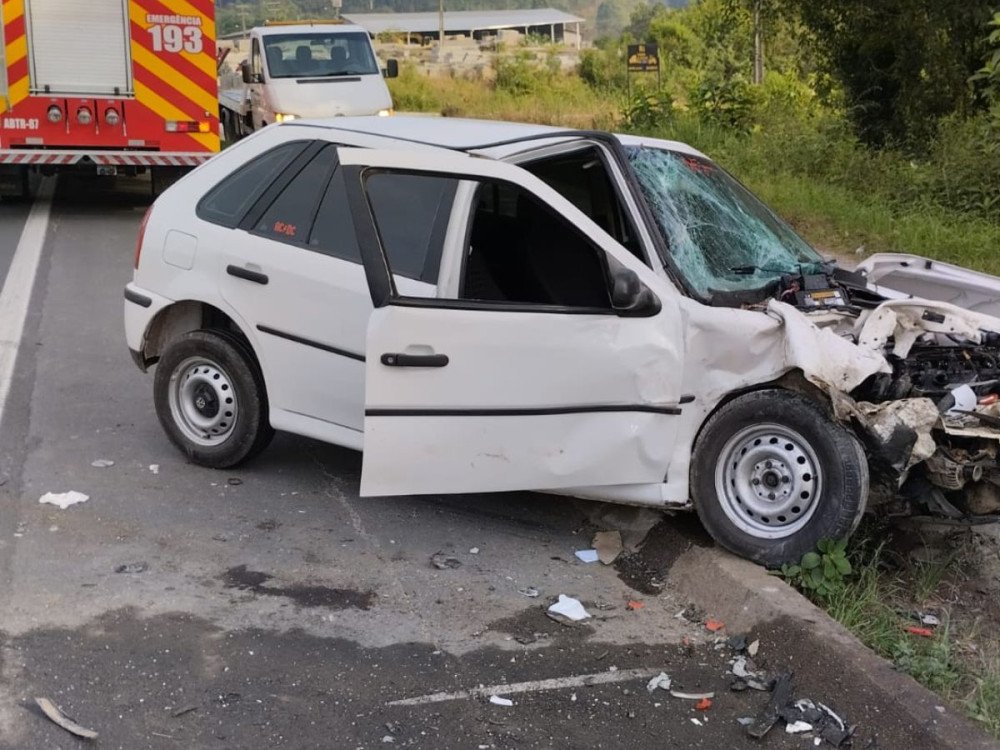 Acidente envolvendo dois carros deixa feridos na BR-470, em Trombudo Central