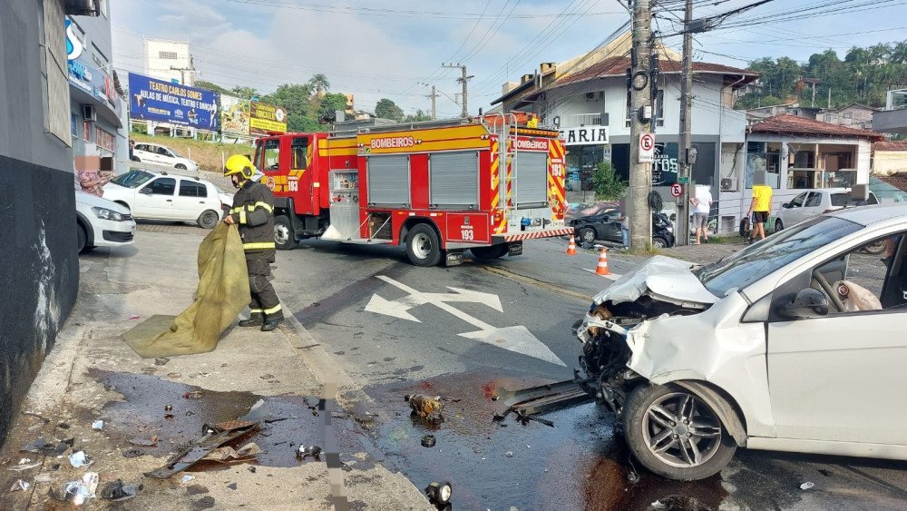 Vídeo: Carro perde controle e bate em outro na rua Frei Estanislau Schaette em Blumenau