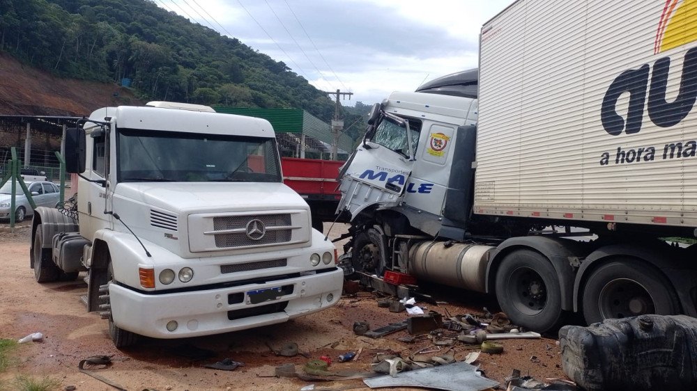 Batida entre duas carretas deixa uma pessoa ferida na BR-470, em Ibirama