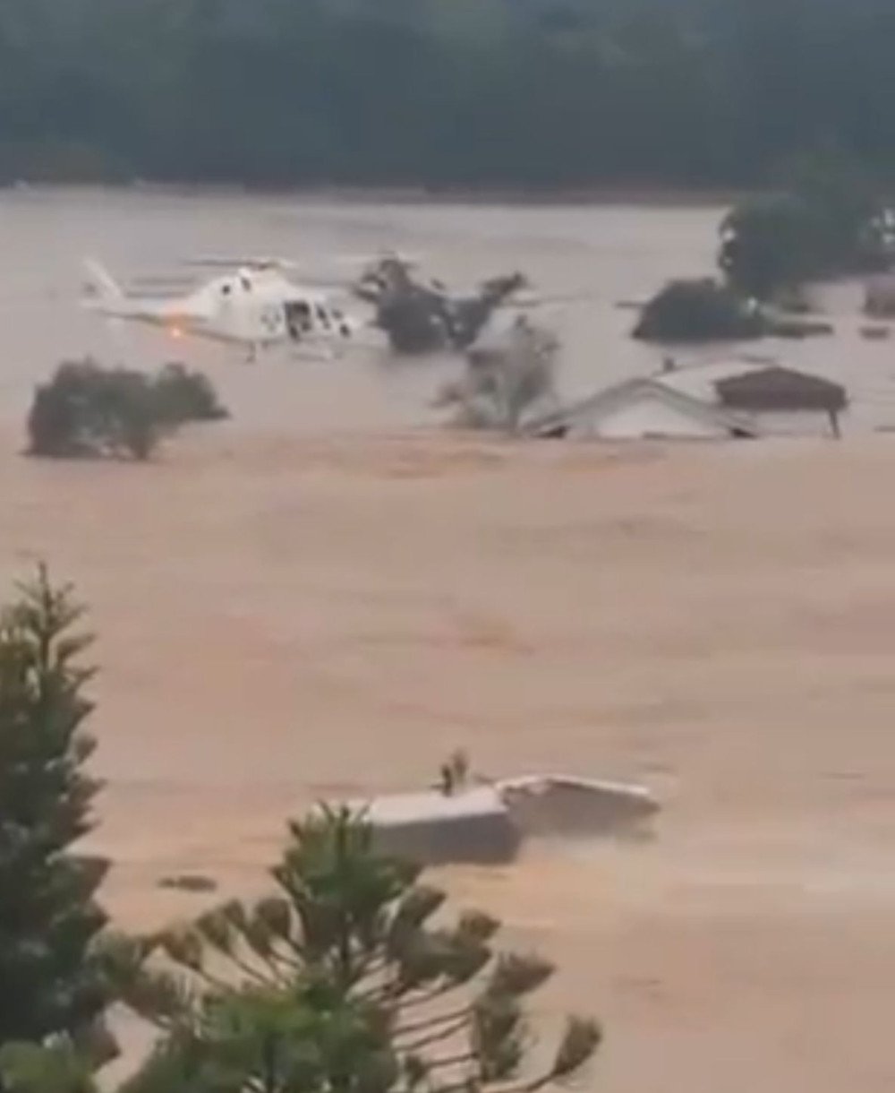 Vídeo: Pessoas são levadas pela água momentos antes de serem resgatadas no Rio Grande do Sul