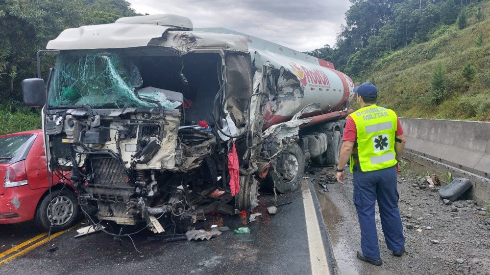 Vídeo: Acidente de trânsito entre dois caminhões e três carros é registrado na BR-470, em Gaspar