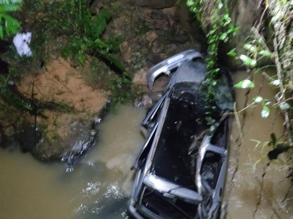 Mulher é encontrada morta após carro cair de ponte em Petrolândia