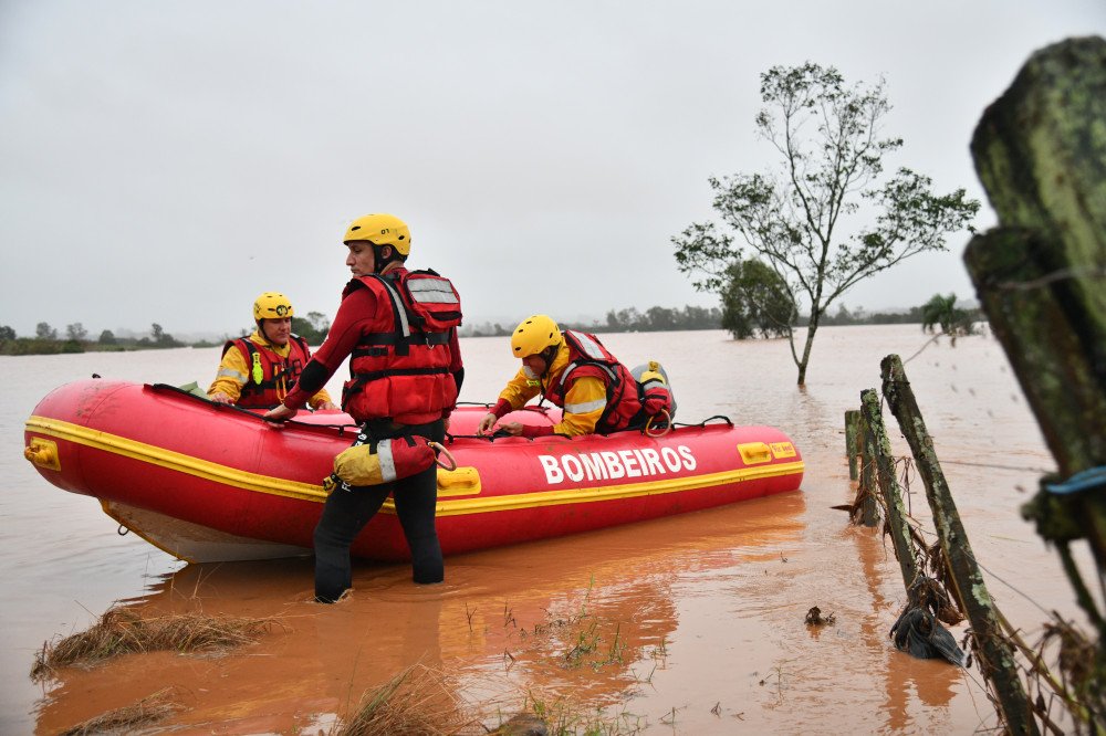 Bombeiros catarinenses já resgataram mais de 360 pessoas e 30 animais no Rio Grande do Sul