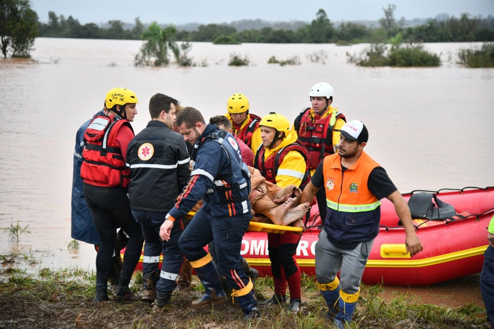 Bombeiros catarinenses já salvaram 600 vidas entre pessoas e animais no Rio Grande do Sul