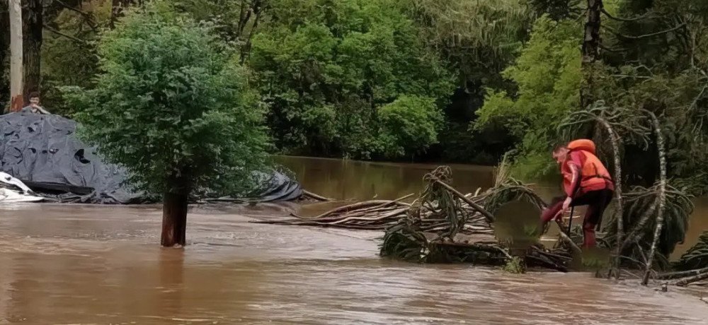 Santa Catarina segue com chuva e previsão de enchente e ventos fortes