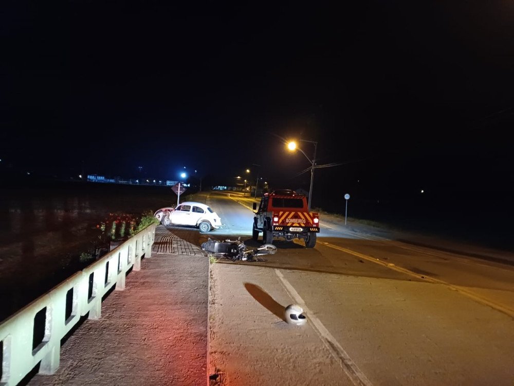 Acidente entre carro e moto deixa feridos em Doutor Pedrinho