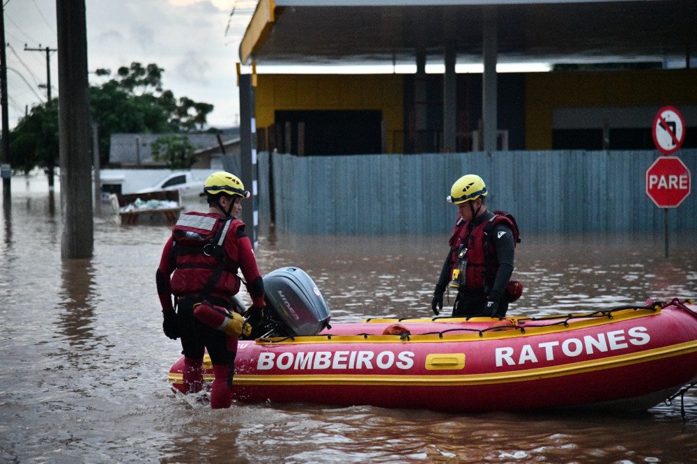 Vídeo: Bombeiros de SC realizam resgate de 800 pessoas que estavam ilhadas em escola no RS