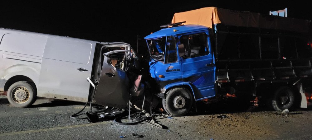 Grave acidente entre van e caminhão é registrado na SC-350 no Alto Vale