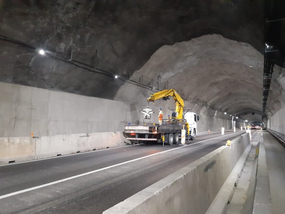 Túnel do Morro do Boi na BR-101 será interditado para instalação de painel; veja o horário