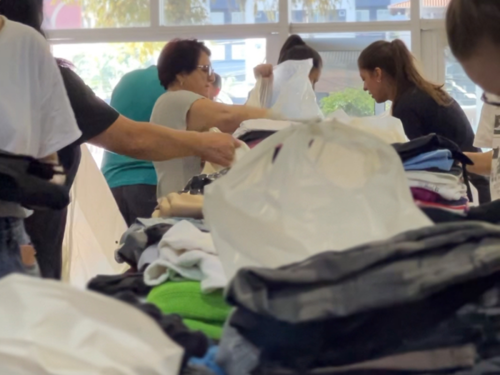 Vídeo: Voluntários de Blumenau se unem em corrente de solidariedade para ajudar o RS