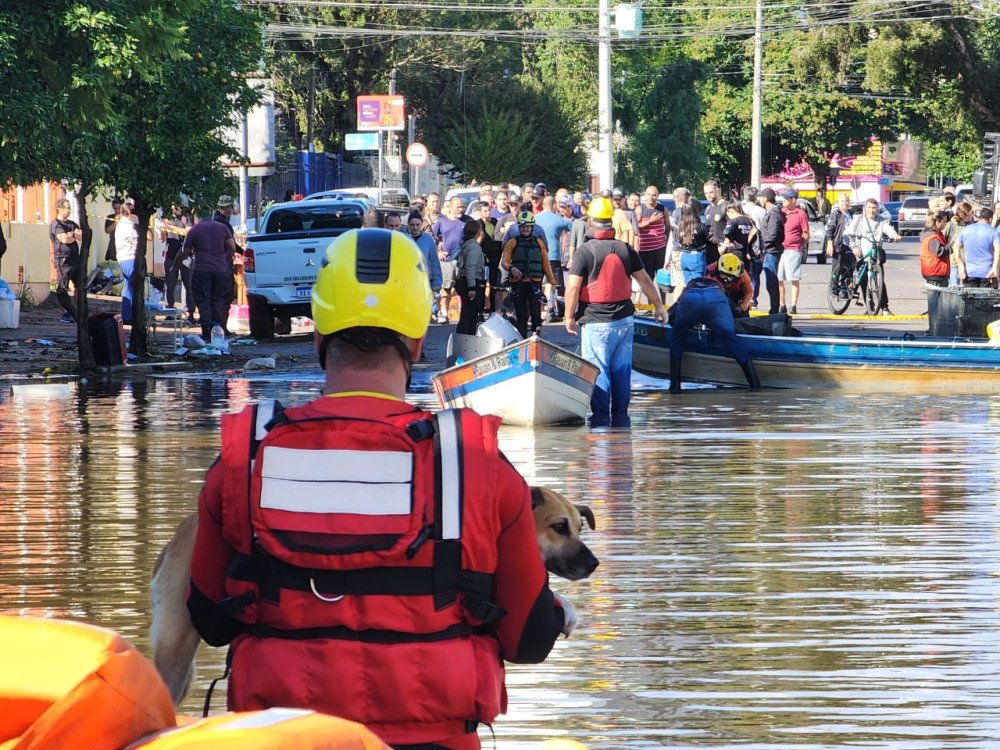 Fotos e vídeo: Bombeiros de SC seguem atuando no RS; Quase 3 mil pessoas já foram salvas