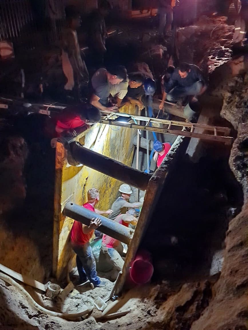 Trabalhadores ficam soterrados em escavação feita para obra na rede de água de Penha