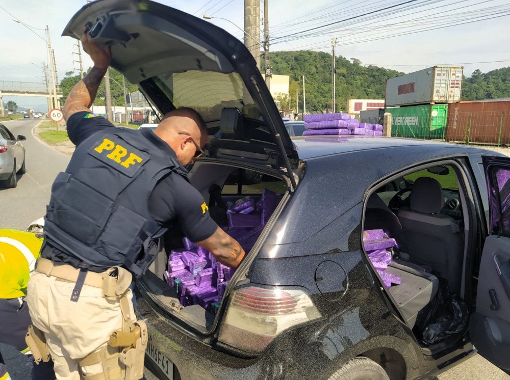 BR-101: Perseguição policial termina com apreensão de 384 kg de maconha em Itajaí