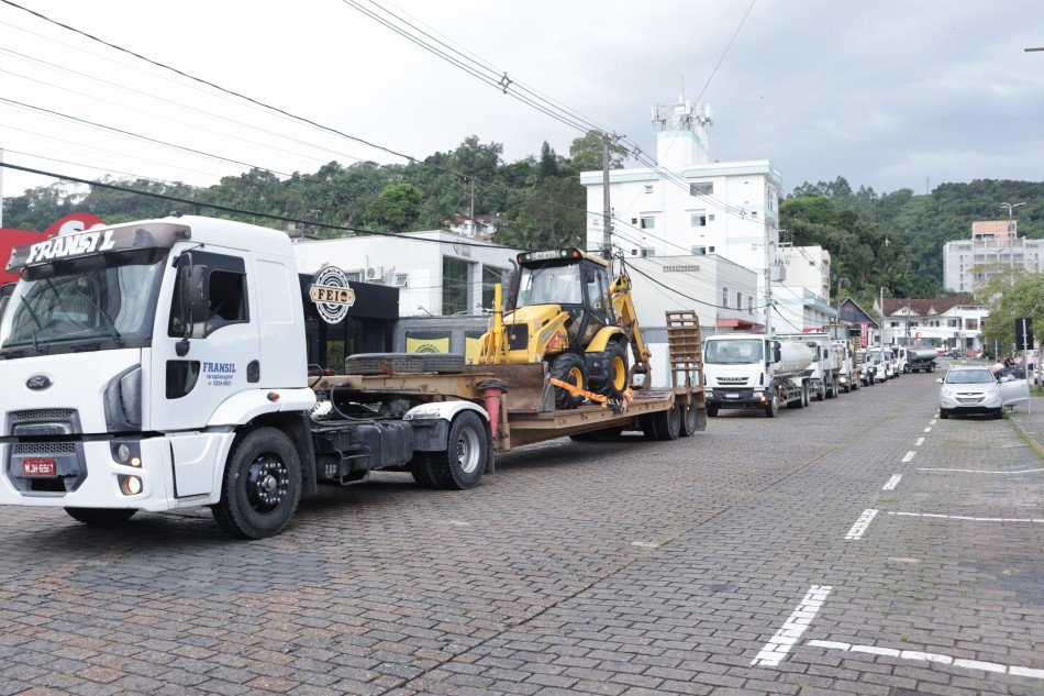 Vídeo: Blumenau envia equipe, maquinário e doações para auxiliar cidades gaúchas