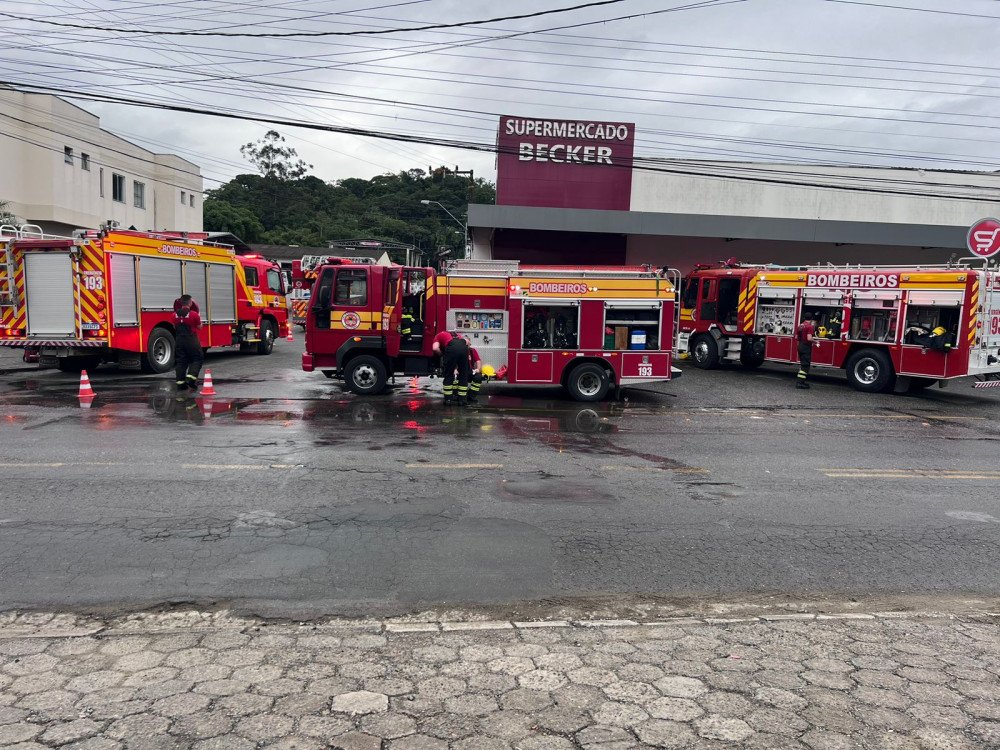 Vídeo: Bombeiros são acionados para atender incêndio em supermercado de Blumenau